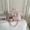 Dettaglio borsa Boston rosa opaco con ciondolo a forma di orsetto e fibbie metalliche - Con Ciondolo / Rosa