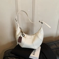 Chique gebroken witte halve maan schoudertas met decoratieve bedels en verstelbare riem - Broken Wit