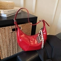 Chique rode halve maan schoudertas met goud logo en chocoladebedeltjes decor - Rood