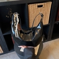 Glanzende zwarte hobo schoudertas met ketting en chocolade hanger met Love & Desire tekst - Zwart