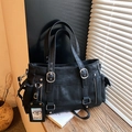 Borsa tote vintage nera con borchie metalliche, fibbie e un porta tesserino con orso - Nero