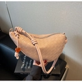 Dettaglio borsa hobo in pelle intrecciata rosa con tracolla a nodo e ciondolo arancione - Rosa