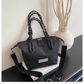 Detalle de bolso tote de cuadros negros con asas de cuerda tejida y correa de nailon - Negro