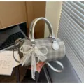 Dettaglio borsa boston argento a scacchi con ciondolo fiocco di perle e nastro pizzo - Argento (Con Ciondolo)