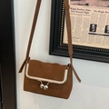 Schicke braune Wildleder-Umhängetasche mit Vintage-Silberrahmen und Kugelverschluss - Braun