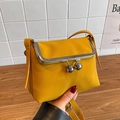 Schicke gelbe Schultertasche mit Leder-Litschi-Muster und Vintage Silberkugelverschluss - Gelb