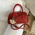 Borsa a cuscino in camoscio rosso satinato con ciondolo a forma di orsetto e manico - Con Ciondolo / Rosso