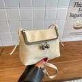 Schicke beige Umhängetasche aus genarbtem Leder mit Silberkugel-Verschluss und Riemen - Weiß
