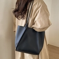Klassische schwarze Tragetasche mit Litschitextur und Knotendetail getragen am Modell - Shopper Taschen Set (Schwarz) / Schwarz