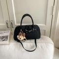 Borsa Boston nera opaca con ciondolo a forma di orsetto e manici superiori - Con Ciondolo / Nero