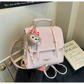 Detailansicht des rosa Retro-Schulrucksacks mit Plüschanhänger und Metall-Druckknopfverschluss - Roze mit Anhänger