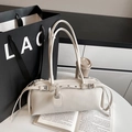 Dettaglio della borsa sottobraccio in pelle PU bianco avorio con fibbie in argento - Bianco