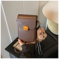 Detailansicht der braunen Handy-Umhängetasche mit Goldschnalle und Plüschbär-Anhänger - Braun