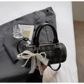 Sac Boston noir à carreaux élégant avec poignées et un délicat nœud en dentelle de perles - Noir Avec Pendentif