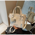 Beige Eimertasche aus PU-Leder mit Herz-Perlenanhänger und weißer Spitzenschleife - Cremeweiß Mit Anhänger