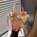 Rosafarbene Eimertasche mit Perlen-Herzanhänger und Spitzenschleife aus PU-Leder - Roze mit Anhänger