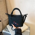 Mini borsa a secchiello nera opaca con ricamo pony e tracolla sottile regolabile - Nero