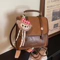Vintage dunkelbrauner Kunstleder Rucksack mit Kontrastfarben und süßem Bären Anhänger - Braun mit Anhänger