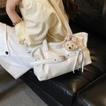 Borsa tote beige in ecopelle lucida con cinturino decorativo e ciondolo a forma di cane - Con Ciondolo / Bianco Sporco