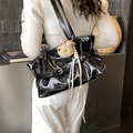 Grande borsa tote in pelle verniciata nera con ciondolo a orsetto e fibbia argento - Con Ciondolo / Nero