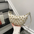 Chique beige halve maan tas met gouden punk klinknagels en ronde metalen greep - Wit