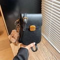 Klassische schwarze Mini-Umhängetasche aus Leder mit süßem braunem Bärenanhänger - Schwarz