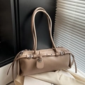 Borsa sottobraccio Boston marrone chiaro vintage con fibbie argentate in luce soffusa - Cachi