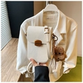 Weiße Umhängetasche aus Leder mit Litschi-Muster, Metallschnalle und Hundeanhänger - Gebrochenes Weiß