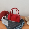 Elegante bolso Boston rojo de piel sintética con accesorios para un look casual de moda - Rojo