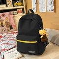 Détail du sac à dos en nylon noir avec fermeture éclair jaune et pendentif chat orange - Noir avec pendentif