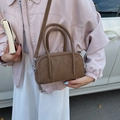 Elegante borsa a mano in pelle martellata marrone con manici e tracolla regolabile - Caffè