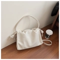 Dettaglio borsa bianco crema in pelle grana litchi con chiusura a pieghe e tracolla a nodo - Bianco Sporco