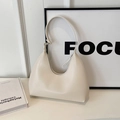 Bolso hobo blanco crema en forma de media luna con correa minimalista de cuero sintético - Blanco Roto