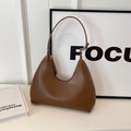 Bolso hobo media luna marrón minimalista en ecopiel con correa de hombro ajustable - Marrón Castaño