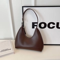 Bolso de hombro minimalista marrón en cuero liso con correa ajustable plateada - Chocolate