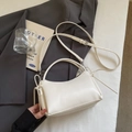 Elegante bolso de mano minimalista blanco crema sobre blazer gris con correa ajustable - Blanco sin Colgante