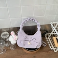 Vue détaillée du sac à fleurs lavande avec nœud et pendentif lapin mignon - Violet