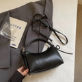 Elegante bolso de mano negro de media luna con lazos laterales y correa ajustable - Negro sin Colgante