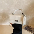 Elegante borsa a mano bianca in ecopelle con motivo a coccodrillo e chiusura argento - Bianco