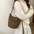 Bolso saco de calabaza en cuero marrón oscuro con textura lichi y bandolera - Marrón