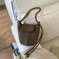 Bolso bandolera tipo calabaza en cuero litchi marrón con correas dobles y cierre de solapa - Gris elefante