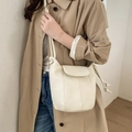 Elegante bolso bombonera color crema con textura de lichi y detalle de correa anudada - Blanco Roto