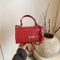 Borsa a mano rossa con motivo a coccodrillo, chiusura girevole e tracolla fissa - Rosso