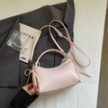 Bolso bandolera rosa claro con detalles de lazos y asa sobre un fondo de estilo elegante - Rosa sin Colgante