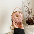 Mini sac rond rose matelassé avec détail fleur dorée et bandoulière en chaîne - Rose