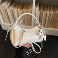 Bolso de mano en cuero PU blanco con colgante de poni y detalles plateados ajustables - Blanco Con Colgante