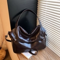 Borsa a tracolla in pelle marrone con tracolla regolabile e borchie stile vintage - caffè