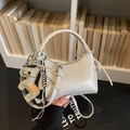 Bolso bandolera beige elegante con dije de caballo y asa superior para mujer - Gris Con Colgante