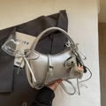 Bolso de mano plateado metalizado con lazo y colgante de caballo elegante - Plata con colgante