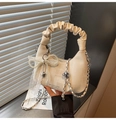 Détail du sac hobo blanc cassé avec texture jacquard et breloque noeud en perles - Blanc Cassé (Avec Pendentif)